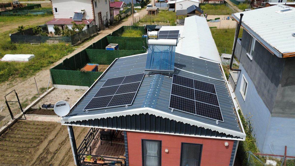 Bağ evi çatısında off-grid güneş panelleri ve güneş kolektörü