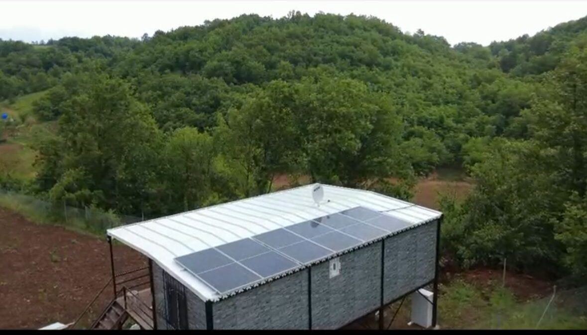 Ormanlık alanda tiny house çatısına kurulu güneş panelleri